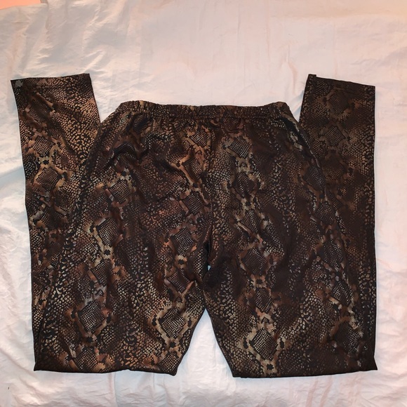 ❗️SOLD❗️ FAUX Aligator Skin Print Leggings - Picture 4 of 9